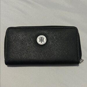 Tommy Hilfiger Black Zip Wallet